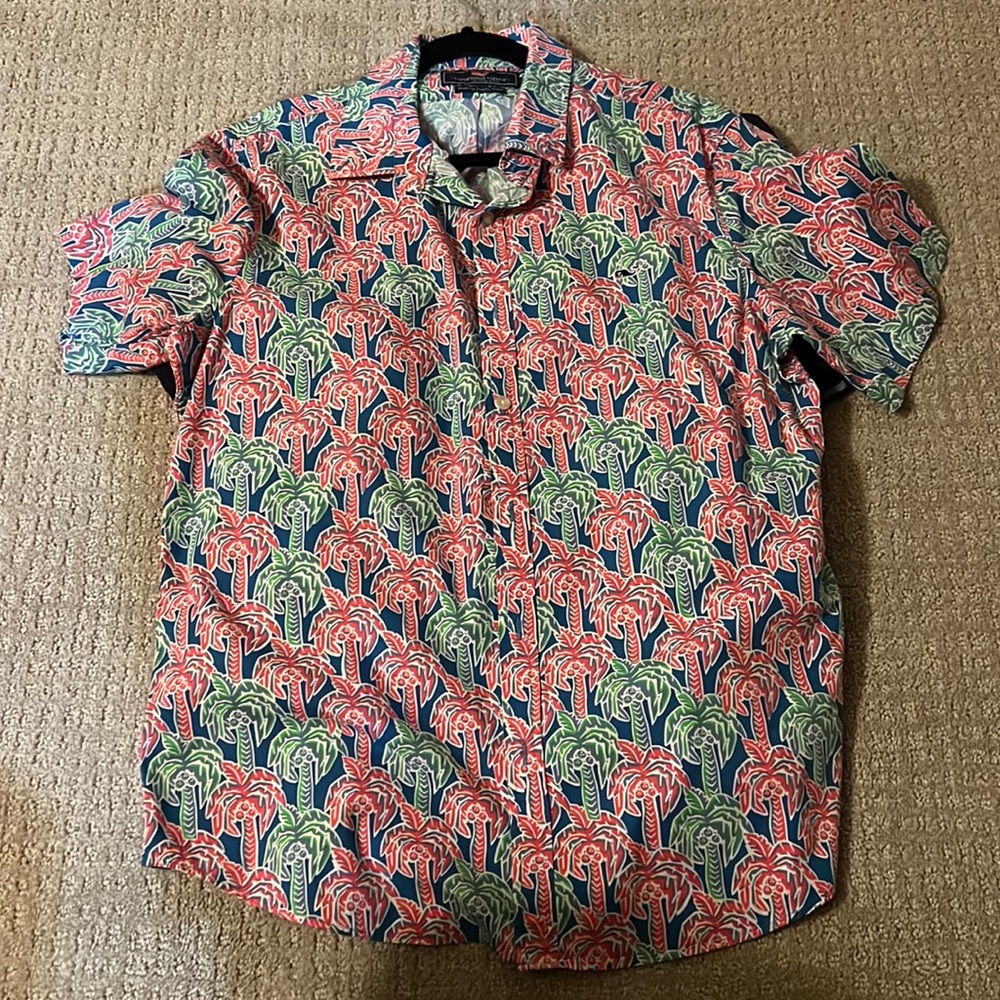 Large like new vineyard vine shirt large